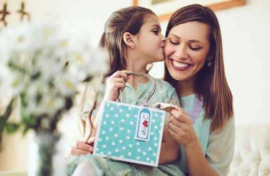 7 Thoughtful & Unique Gifts for Mom