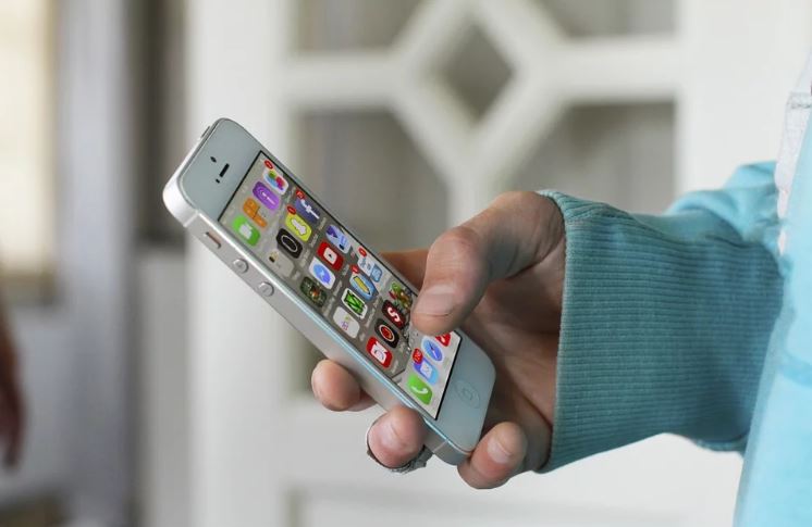 The Pros and Cons of Allowing School Students to Use Their Phones in School Territory