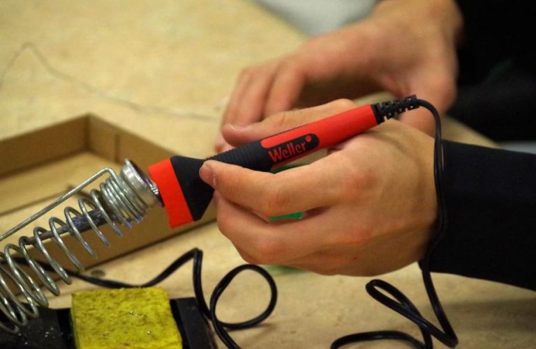 Difference Between Soldering Guns vs Soldering Irons