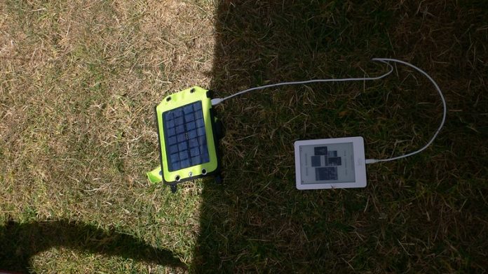 how do solar power bank works