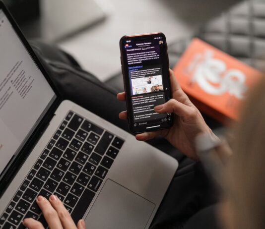 Mastering Mobile Marketing: Connecting with Customers in a Mobile World Mastering Mobile Marketing: Connecting with Customers in a Mobile World